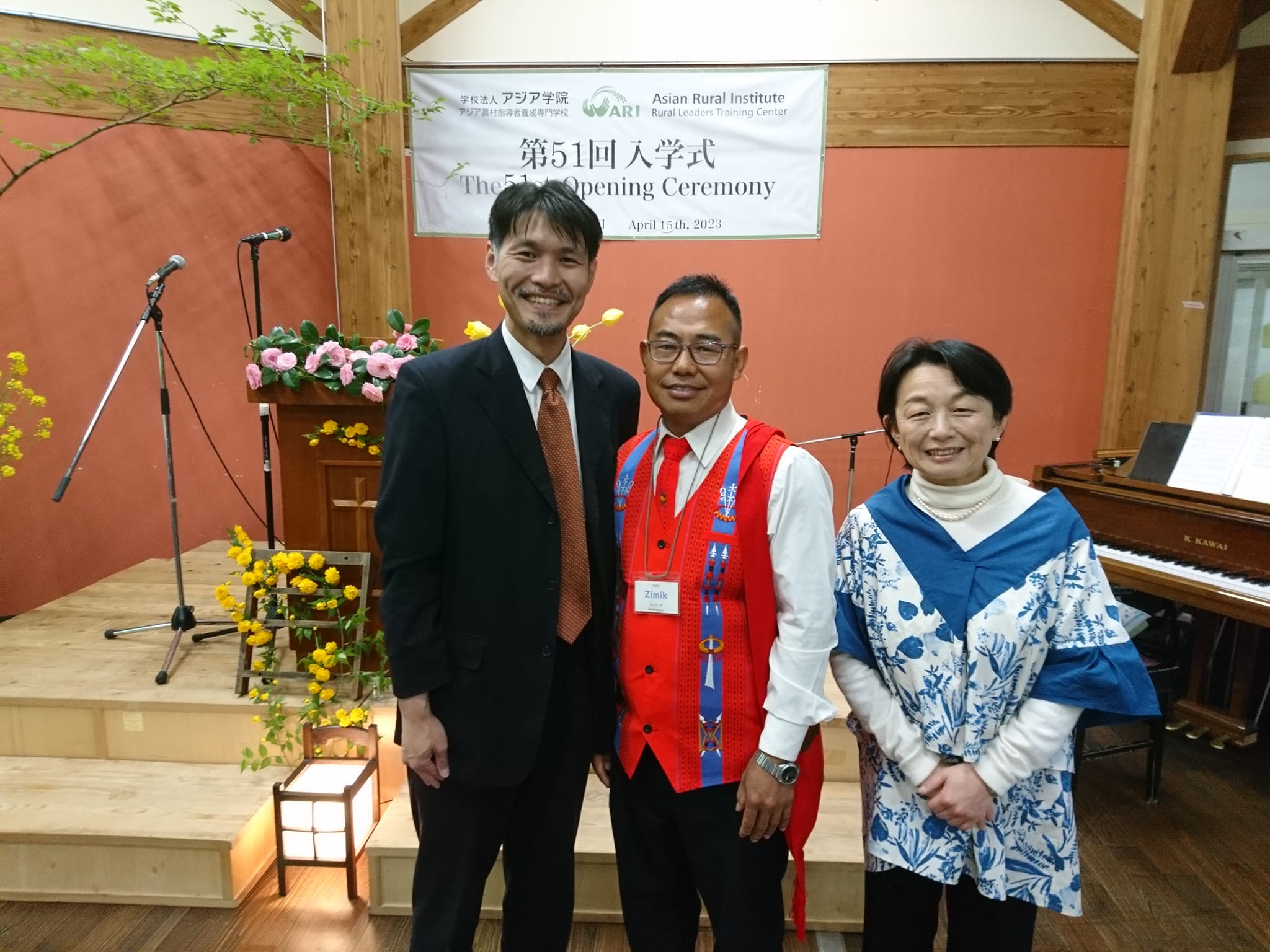 Photo of JELA staff member, ARI participant Zimik, ARI principal Arakawa